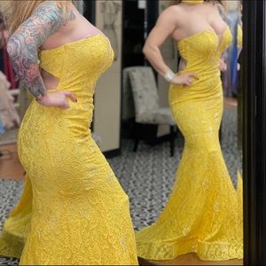 Yellow gown with neck